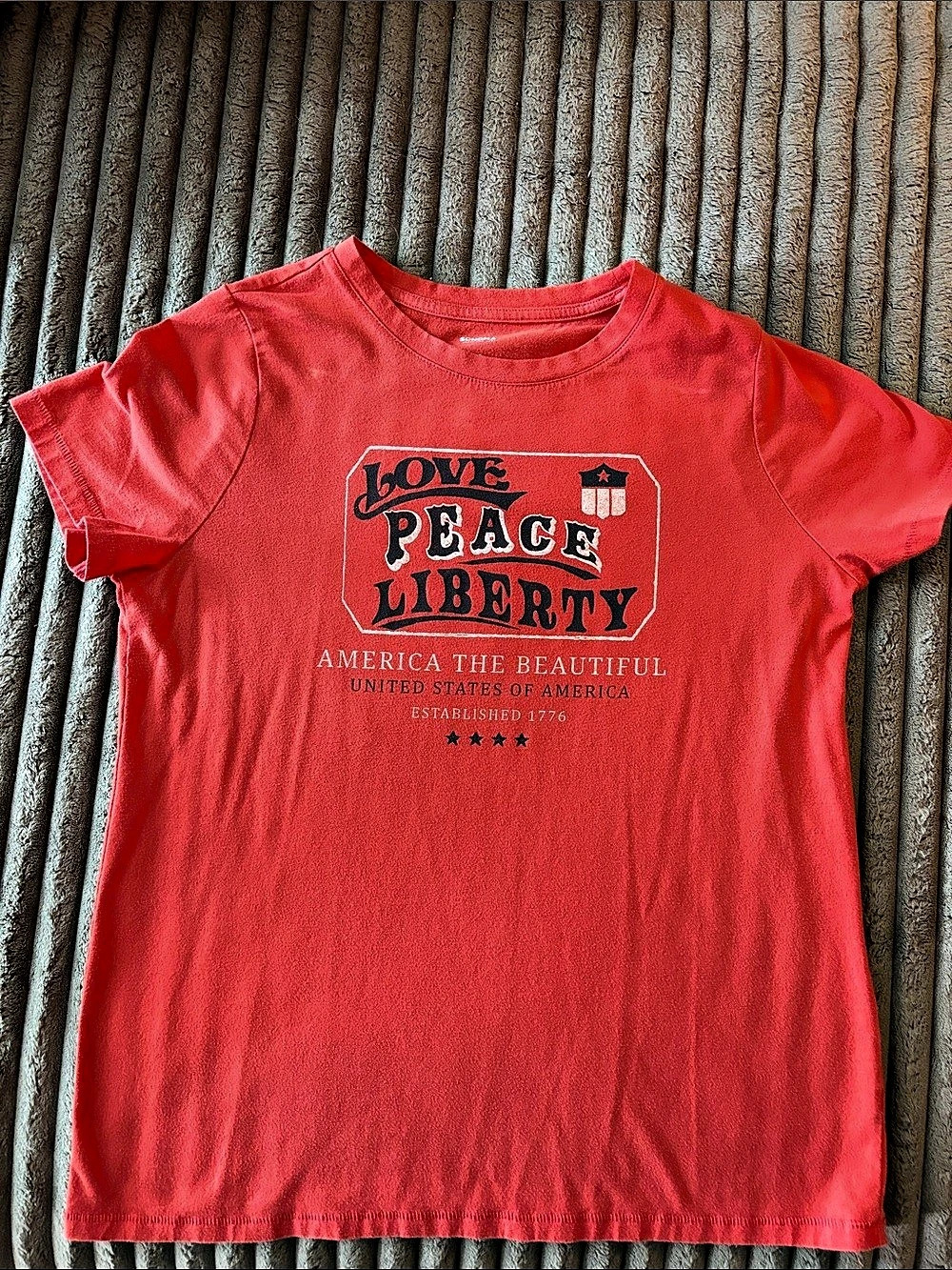 Old Navy Graphic Tee in Red Like New